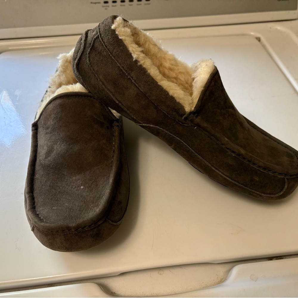 Cozy Women's Brown Faux-Suede Shearling Lined Slippers